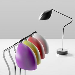 Různá barevná provedení moderních designových stolních lamp model NEW DIVA s kovovým stojanem